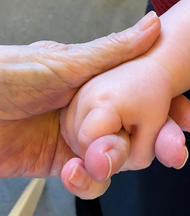 To forskellige generationers hænder