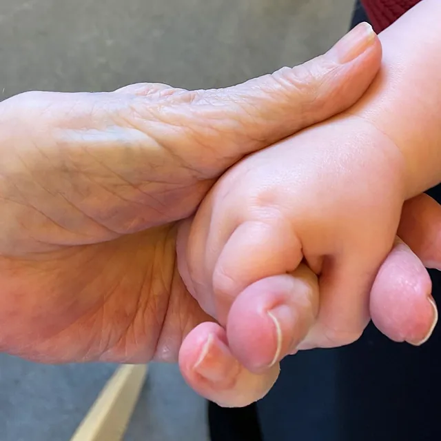 To forskellige generationers hænder