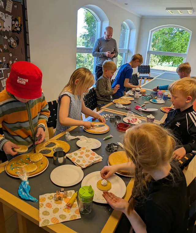 Børn der laver lagkage i sognehuset